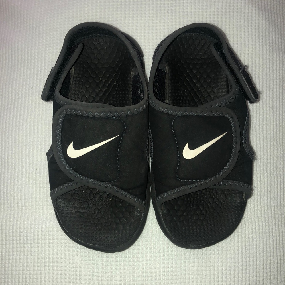 Size 7/7.5 Toddler Black Nike Adjustable Sandals